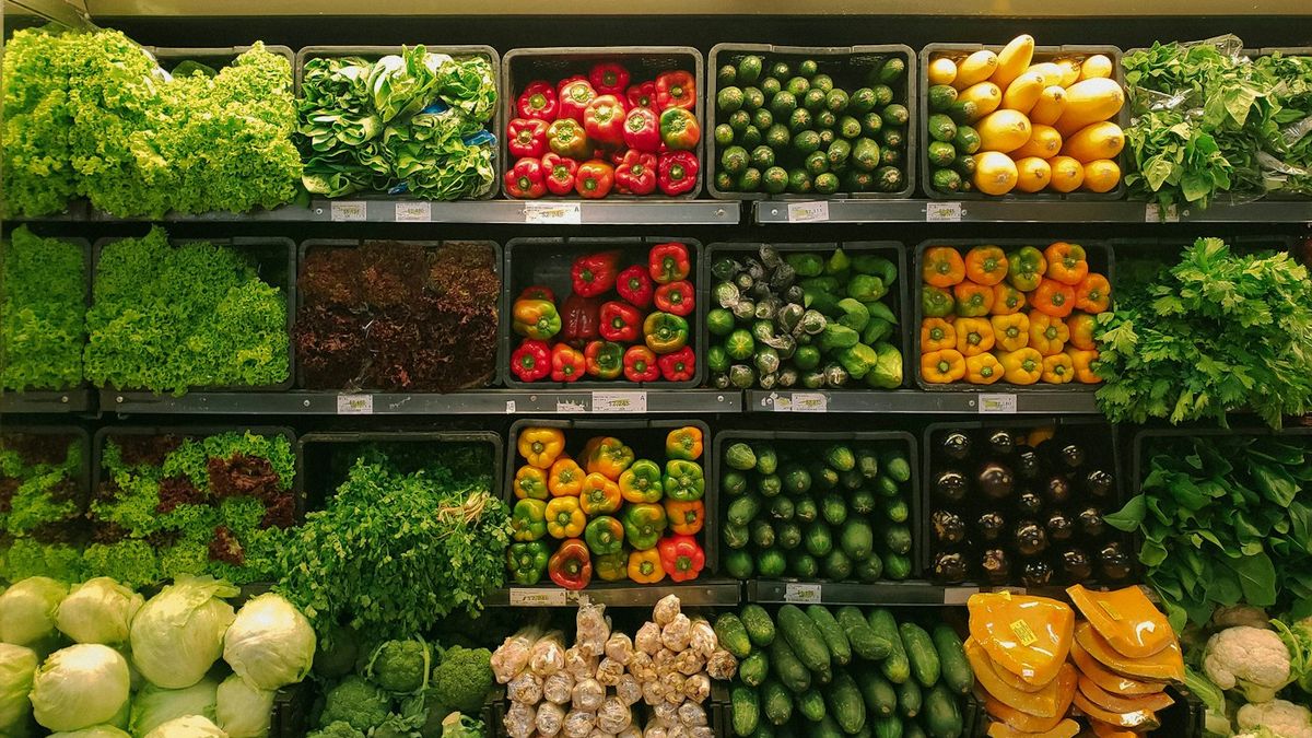 Gôndola de hortifrúti em supermercado