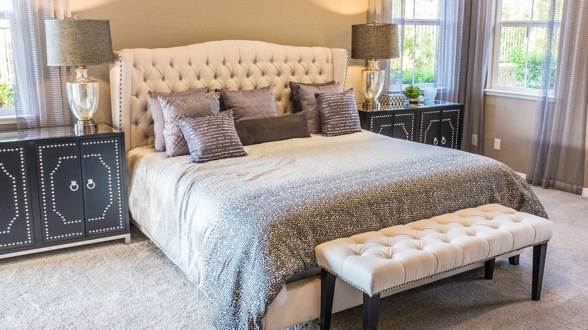 Quarto com cama arrumada